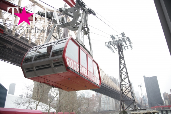 Канатная дорога Нью-Йорка или воздушный трамвай Roosevelt Island Tramway.